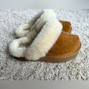 UGG Disquette Slippers! Lightly worn and Size 8.